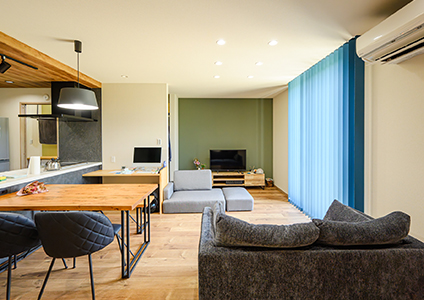 リビングでくつろぐ夫婦の画像