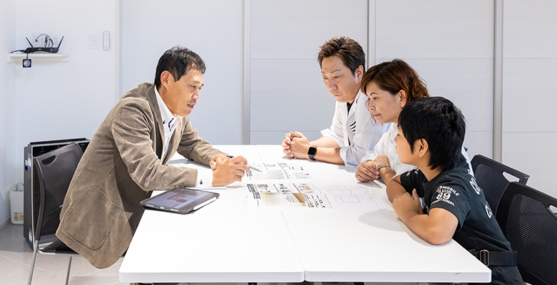 家でくつろぐ人の写真