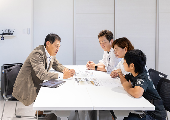 ダイニングで寛ぐ家族