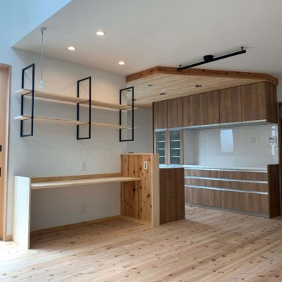 勉強カウンターとキッチン