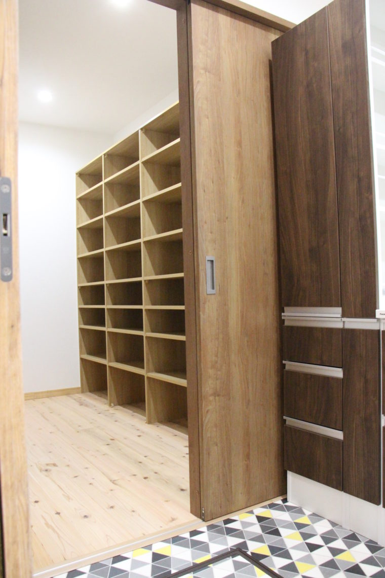 姫路市注文住宅　パントリー収納